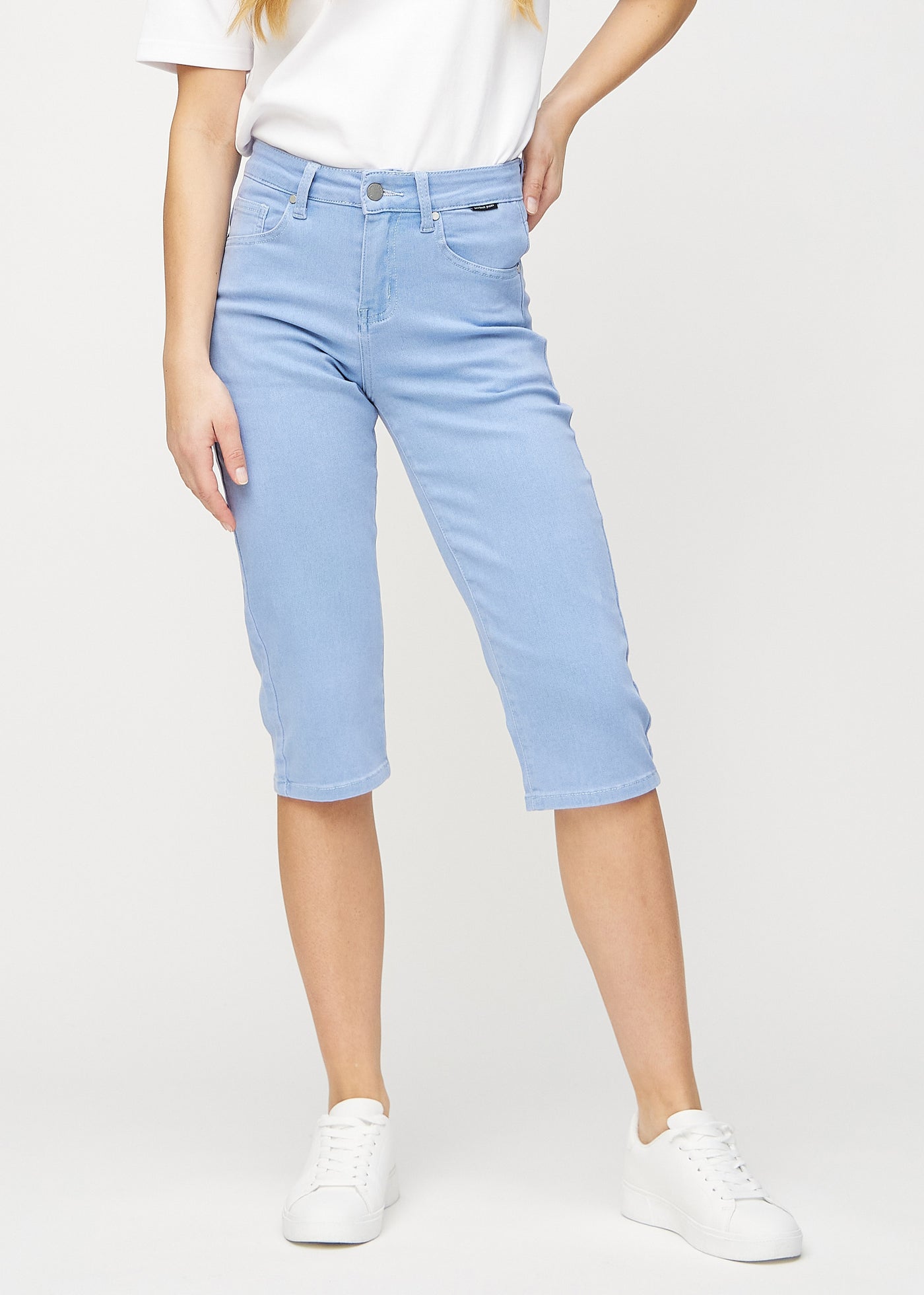 Lyseblå regular capris, modelnavn Skies, som sidder lige til benet og slutter lige under knæet, set forfra.
