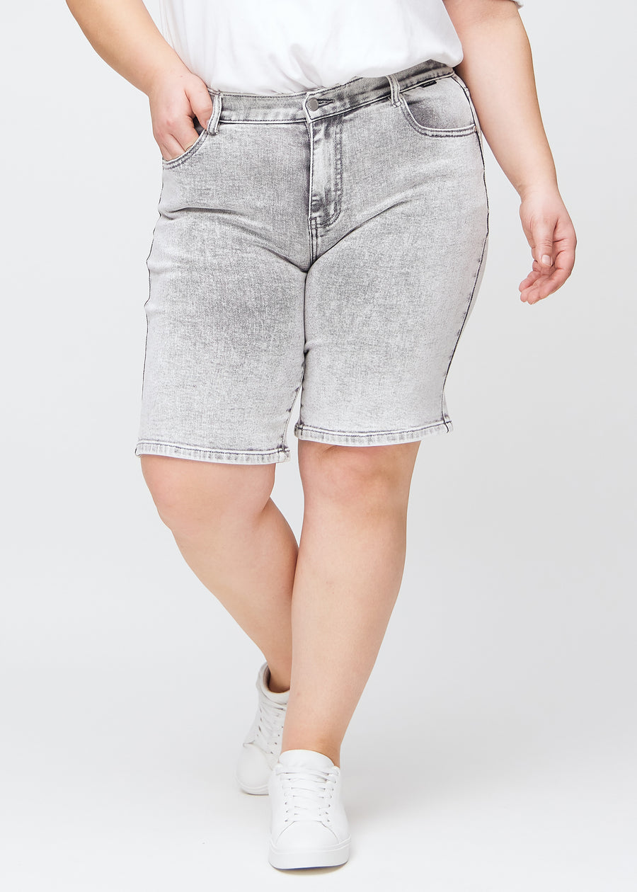 Lysegrå denim regular middle shorts, modelnavn Ashes, som går lige ned langs benet og slutter lige over knæet på en plus-size model, set forfra.