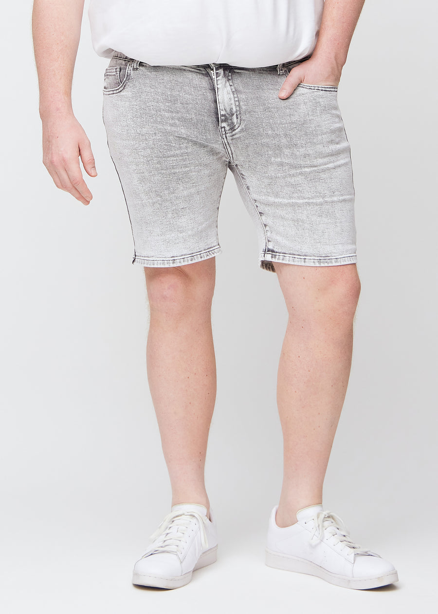 Lysegrå denim regular middle shorts, som sidder lige langs låret og slutter lige over knæet på en plus-size model, set forfra.