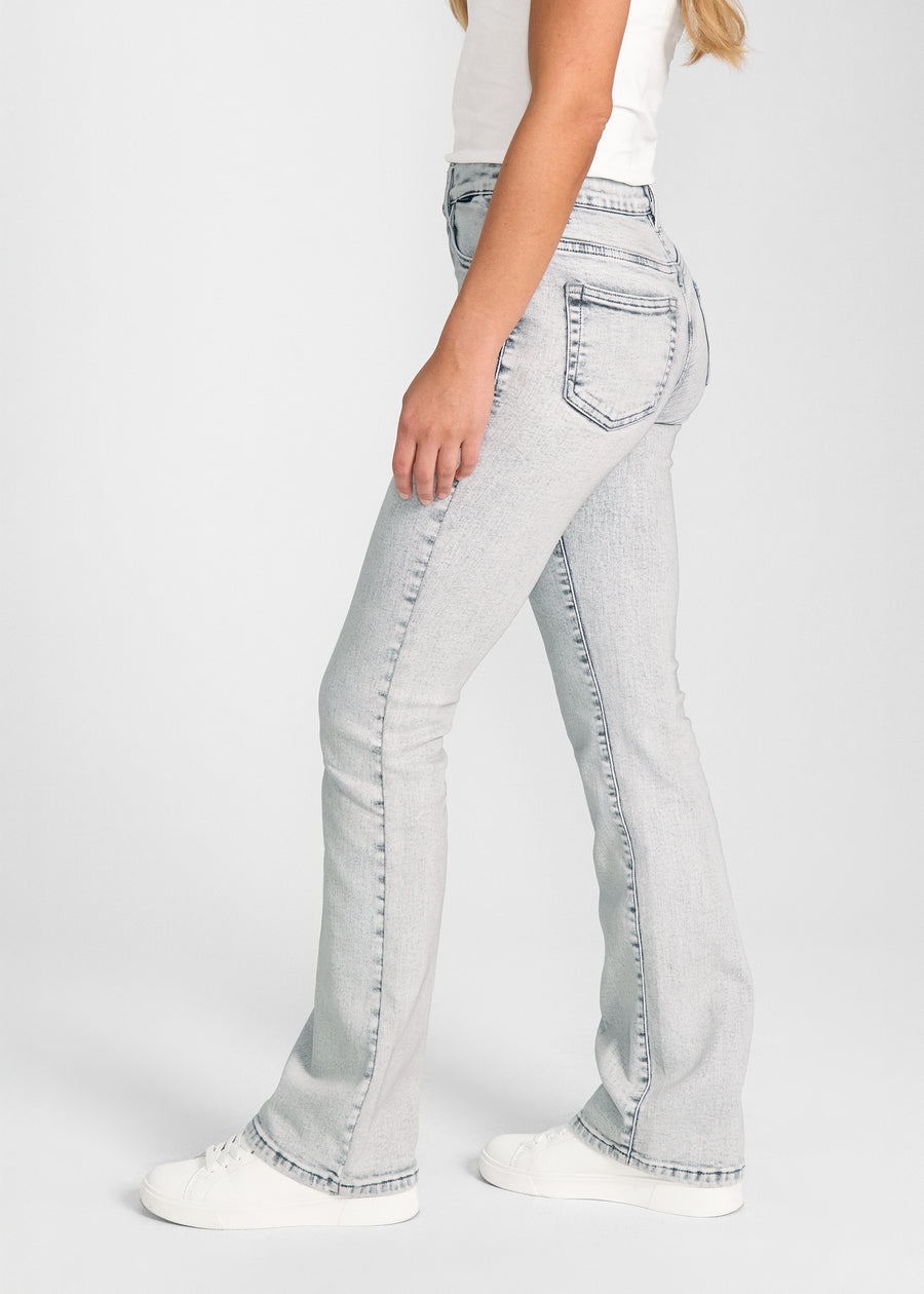 Lysegrå denim bootcut jeans, modelnavn Ashes, som sidder tæt om hofter og lår med et let svaj fra knæet og ned, set fra siden på model.