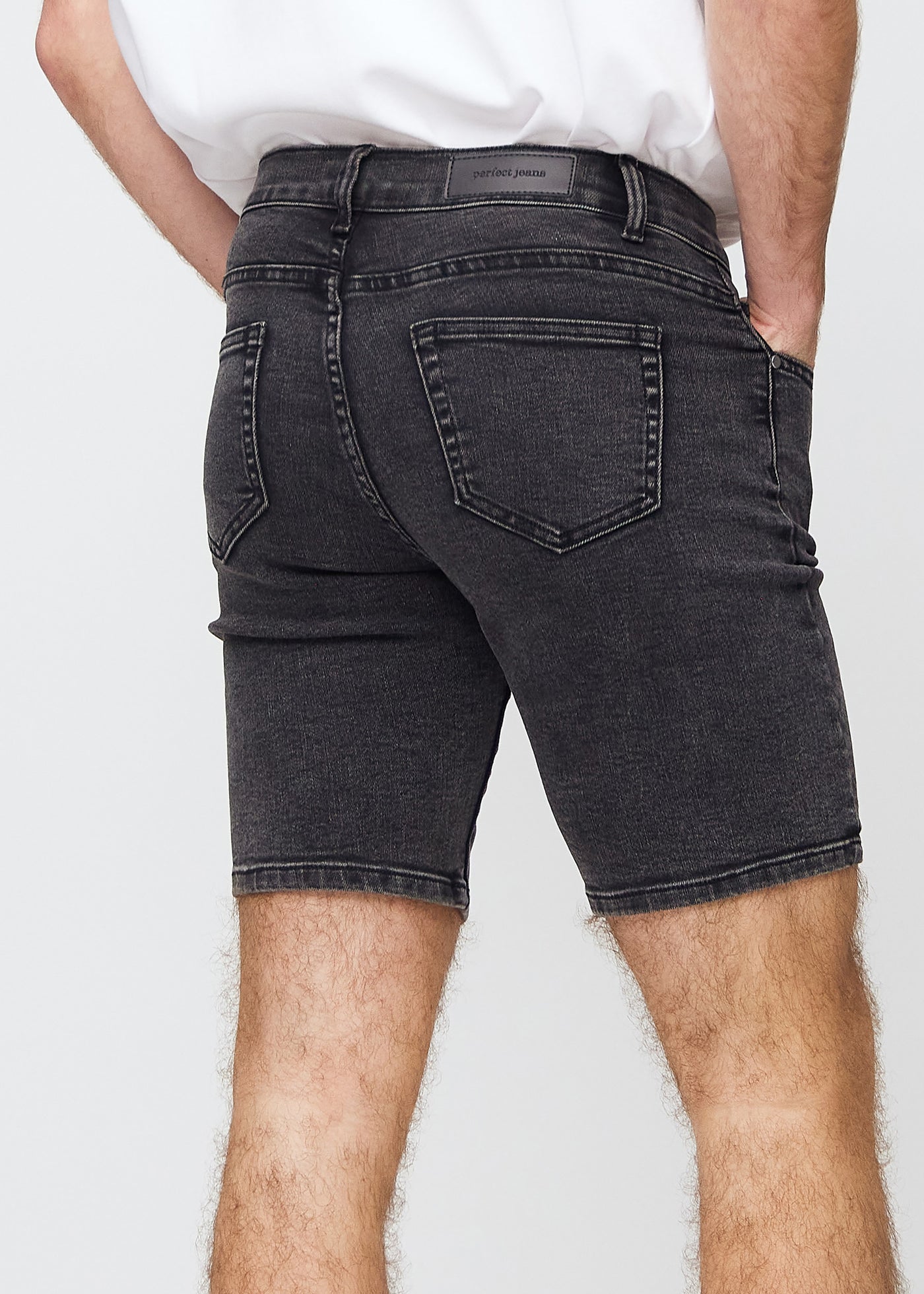 Mørkegrå denim regular middle shorts set bagfra tæt på for at vise detaljer.