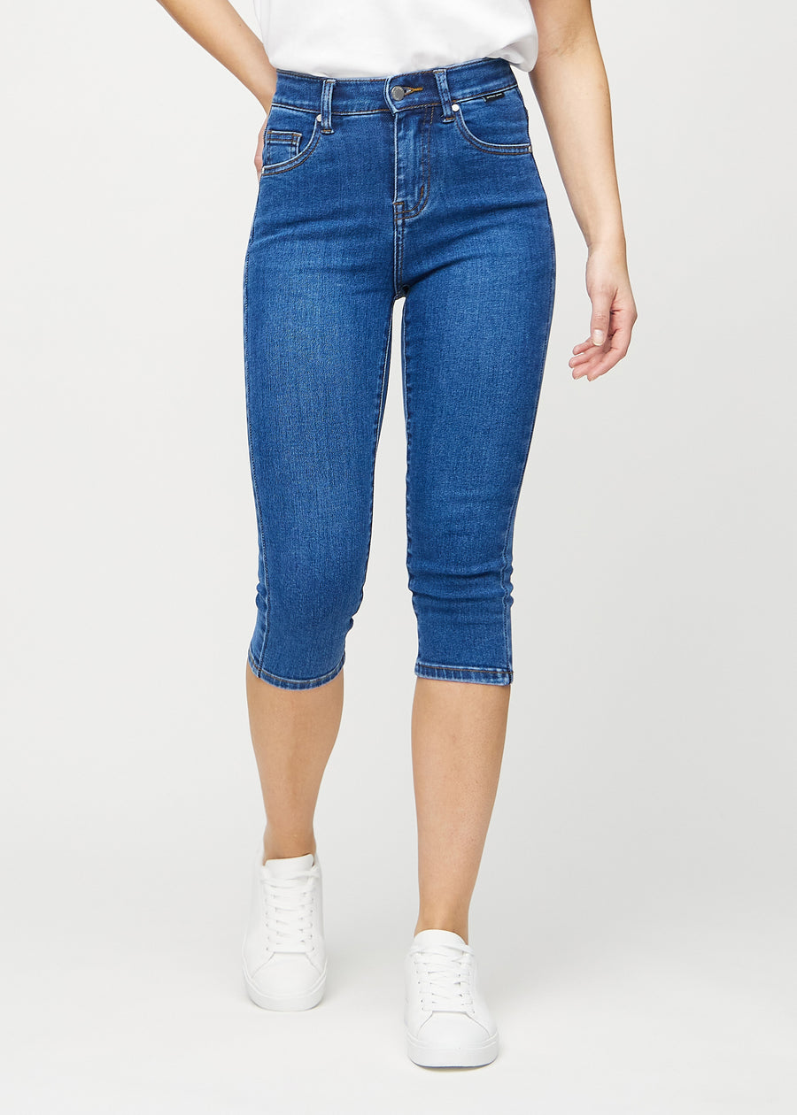 Mørk denim skinny capris, modelnavn Oceans, som sidder tæt til benet og slutter lige under knæet, set forfra.