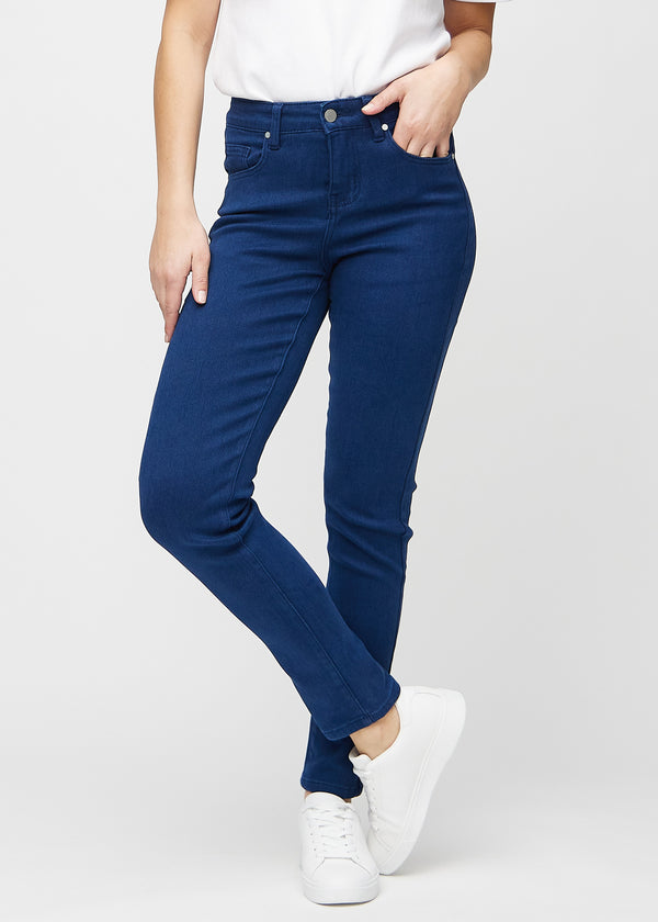 Mørkeblå slim jeans, modelnavn Royals, som sidder tæt til benet, dog lidt løsere ved anklen, set forfra.