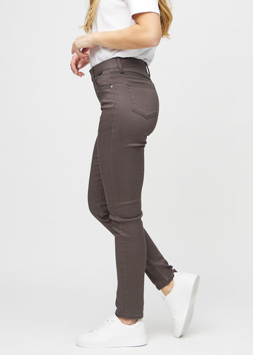 Gråbrune slim jeans set fra siden på model.