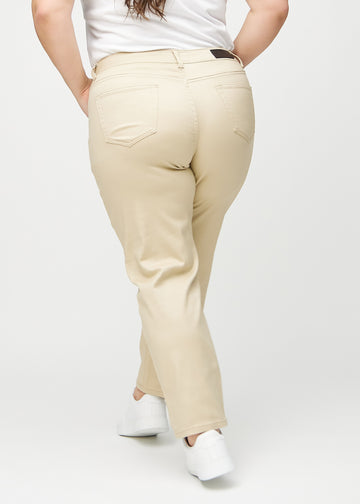 Beige regular jeans set bagfra på en plus-size model, så man kan se hele produktet.