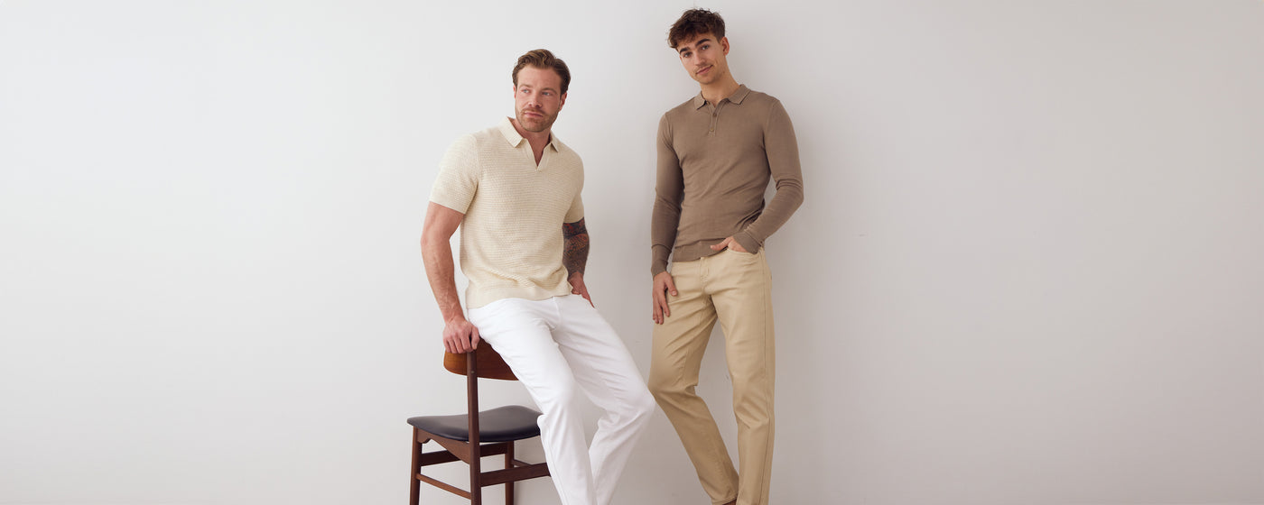 To mænd iført hvide og beige jeans.