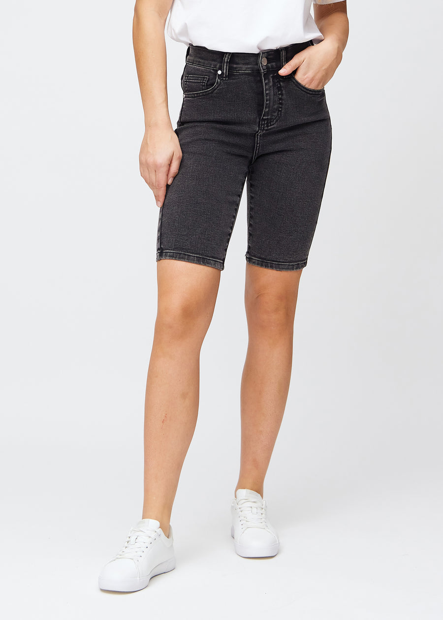 Mørkegrå denim skinny middle shorts, modelnavn Shadows, som sidder tæt til låret og slutter lige over knæet, set forfra.