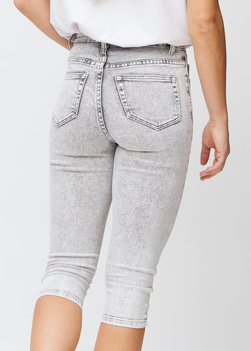 Lysegrå denim skinny capris set bagfra tæt på for at vise detaljer.