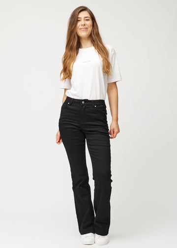 Fuldt billede af model i sorte mid-rise bootcut jeans.