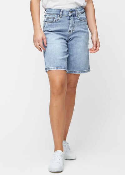 Loose, light blue denim shorts in the colour Waves, sitting at the hips and falling loosely over the thighs to just above the knee, seen from the front.