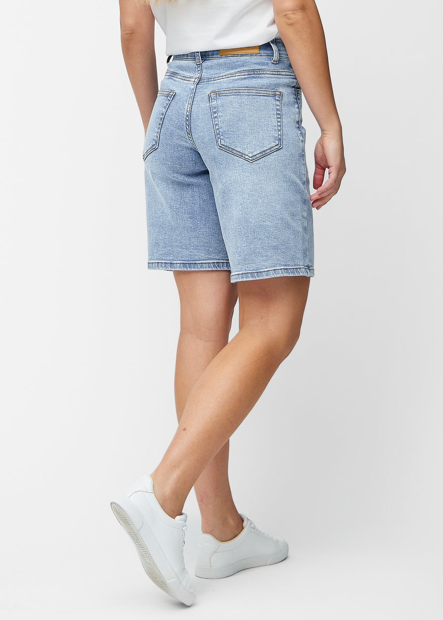 Loose, light blue denim shorts in the colour Waves seen from the back, showing fit and length.