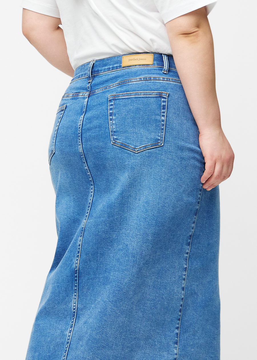 Lang, klassisk blå denimnederdel i farven Rivers set bagfra tæt på på plus-size model for at vise pasform og detaljer.