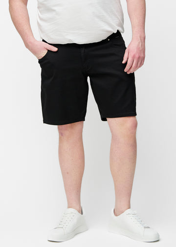 Black shorts for men in the colour Ravens with a regular fit seen from the front on a plus-size model.