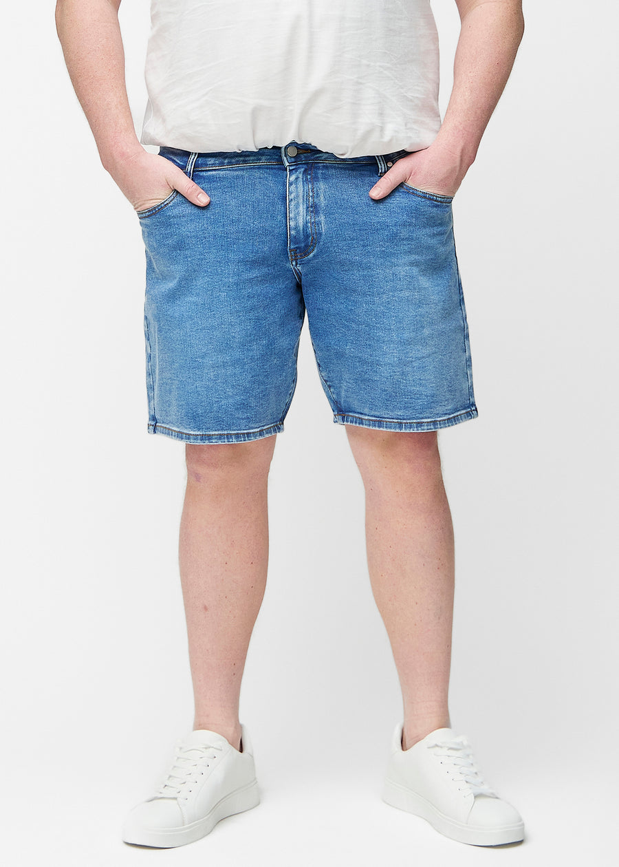 Blue denim shorts for men in the colour Rivers with a regular fit seen from the front on a plus-size model, sitting naturally at the hips and leaving room around the thighs.