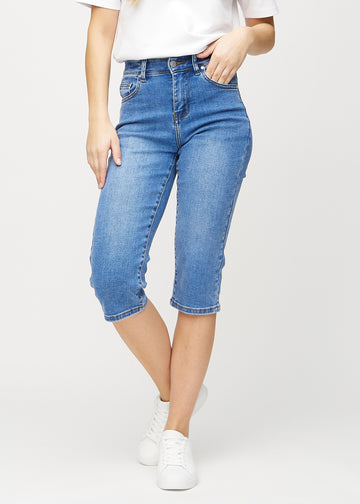 Denim regular capris, model name Rivers, with a straight fit through the leg and ending just below the knee, seen from the front.
