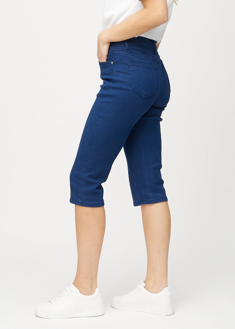 Dark blue regular capris seen from the side on a model.