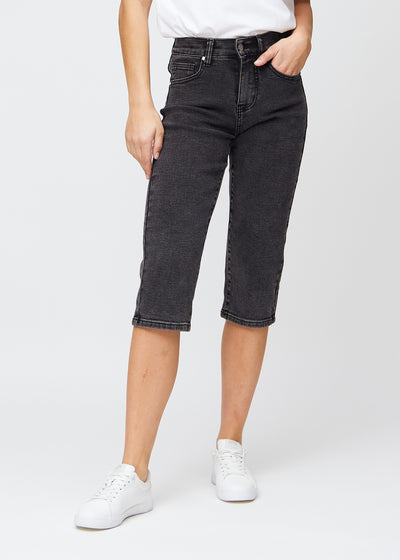 Dark grey denim regular capris, model name Shadows, with a straight leg fit and ending just below the knee, seen from the front.