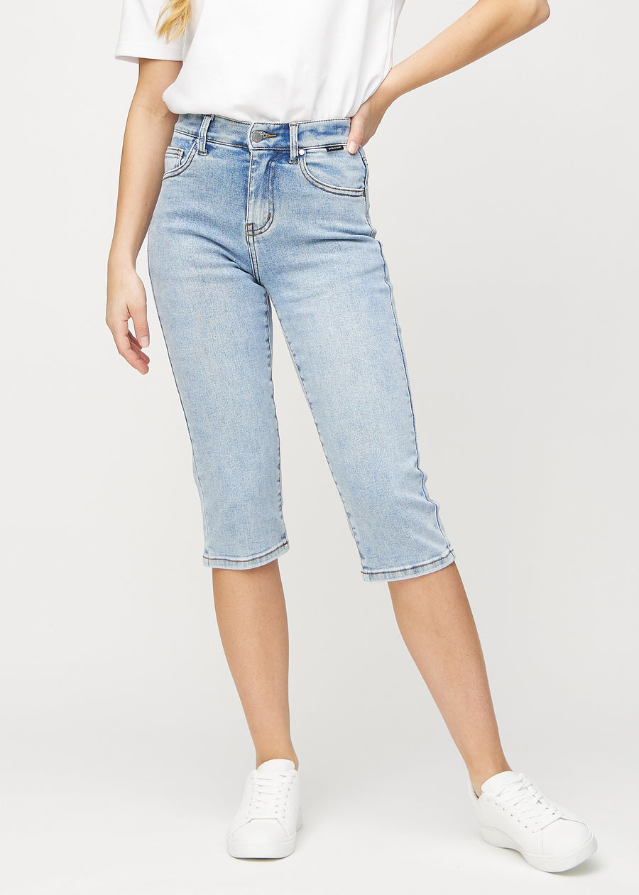 Light denim regular capris, style name Waves, with a straight fit through the leg and ending just below the knee, seen from the front.