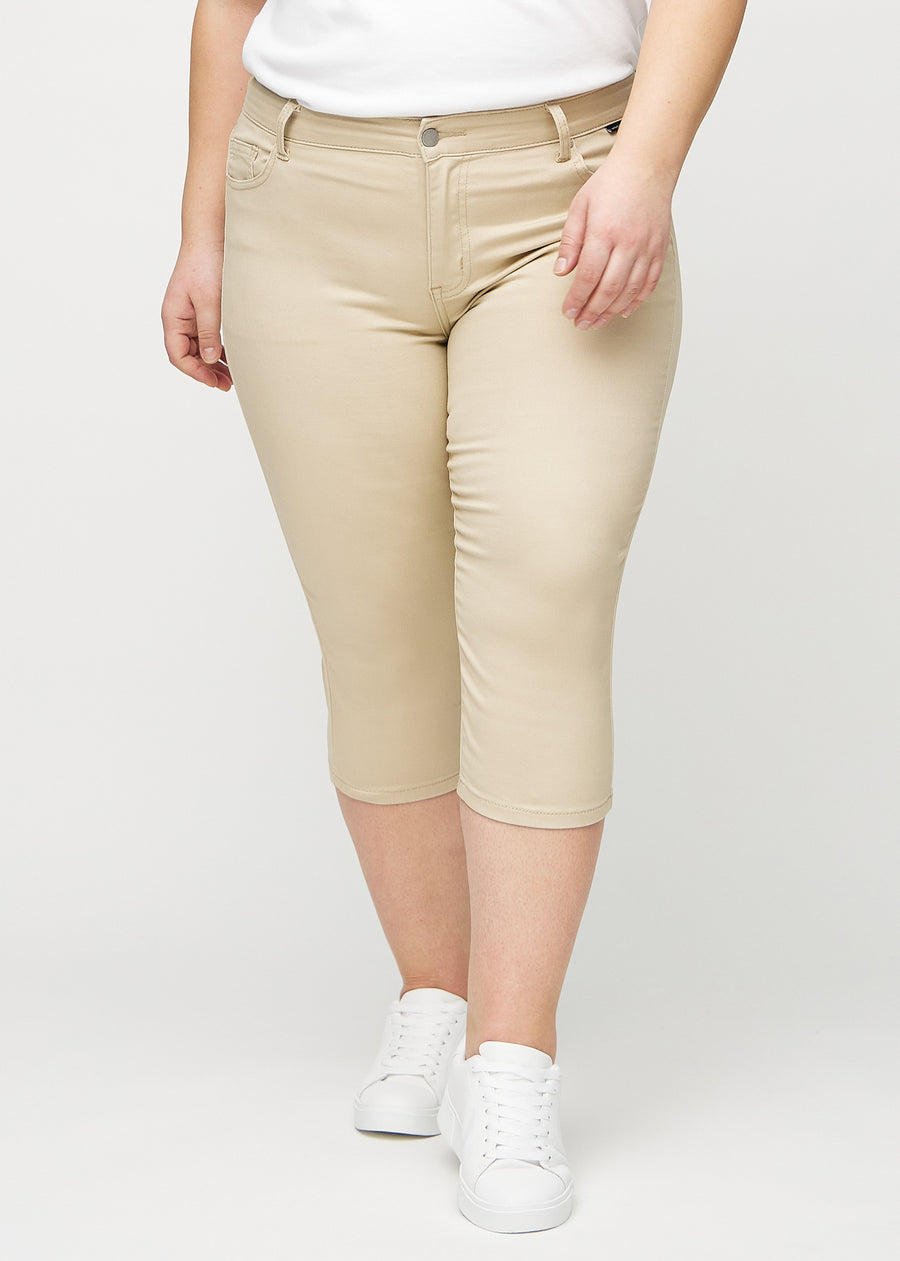 Skinny capris for women in beige fabric, color Gazelles. Front view on a plus-size model, showing the close-fitting legs ending just below the knee.