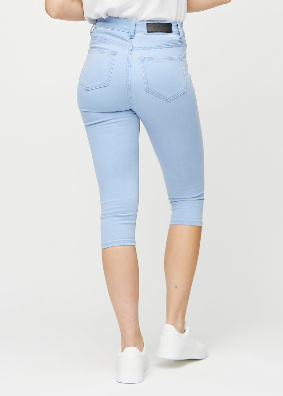 Skinny capris for women in light blue fabric, color Skies. Back view on a model, showing the fit and back pockets.