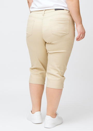 Slim capris for women in beige jeans fabric, color Gazelles. Back view on a plus-size model, showing the fit, length and back pockets.