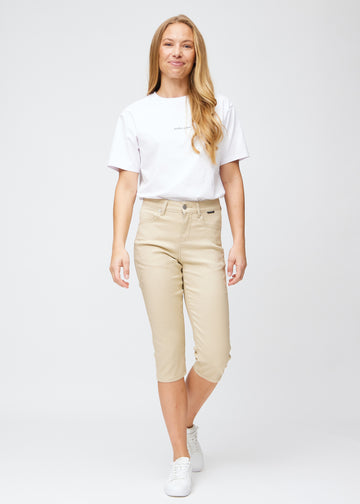 Slim capris for women in beige jeans fabric, color Gazelles. Full-length view of a model wearing slim capris.