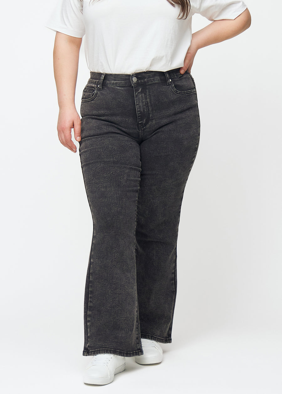 Dark grey mid-rise bootcut jeans in Shadows. Front view on a plus-size model, fitted through the hips and thighs with a gentle flare at the hem.