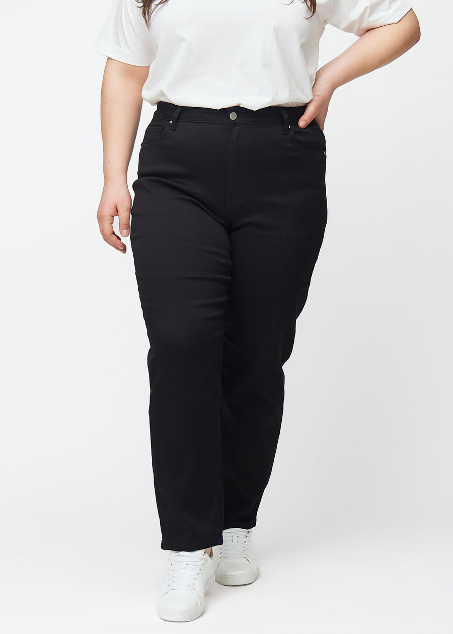 Black high-waisted regular jeans, model name Ravens, which is a straight leg jeans with a straight fit from the hips down, on a plus-size model, seen from the front.