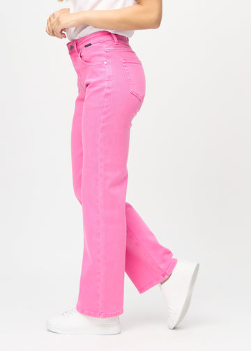 Loose jeans for women in light pink, color Flamingos. Side view on a model, showing the loose fit.
