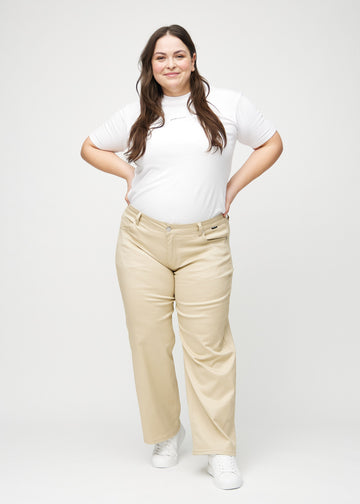 Loose jeans for women in beige, color Gazelles. Full-length view of a plus-size model wearing the loose-fit jeans.