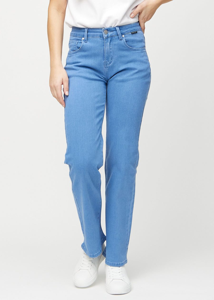 Loose jeans for women in blue, color Geraniums. Front view on a model, showing the roomy, wide-leg fit.