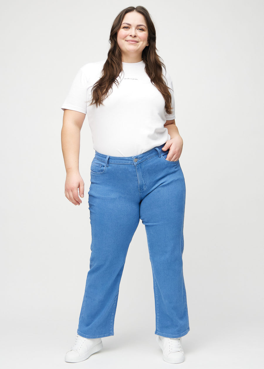 Loose jeans for women in blue, color Geraniums. Full-length view of a plus-size model wearing the loose-fit jeans.