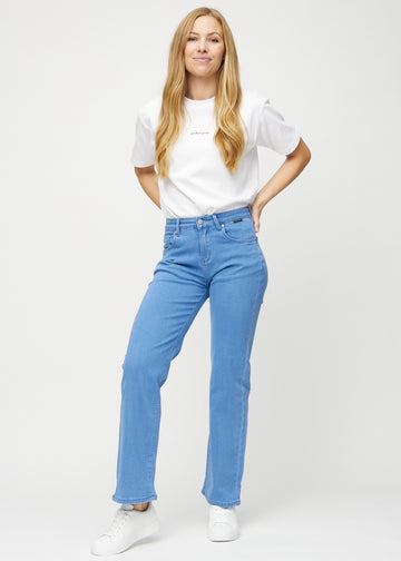 Loose jeans for women in blue, color Geraniums. Full-length view of a model wearing the loose-fit jeans.