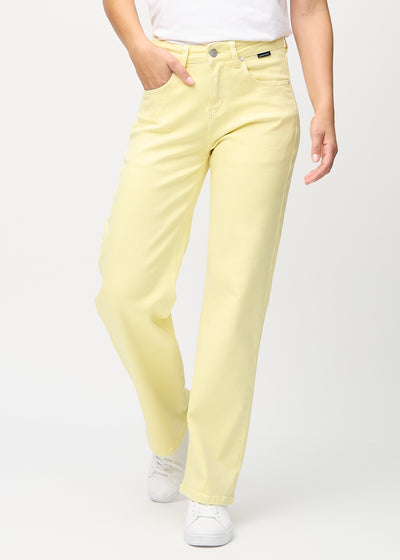 Loose jeans for women in light yellow, color Lemonades. Front view on a model, showing the roomy, wide-leg fit.