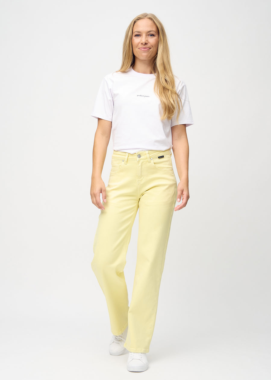 Loose jeans for women in light yellow, color Lemonades. Full-length view of a model wearing the loose-fit jeans.