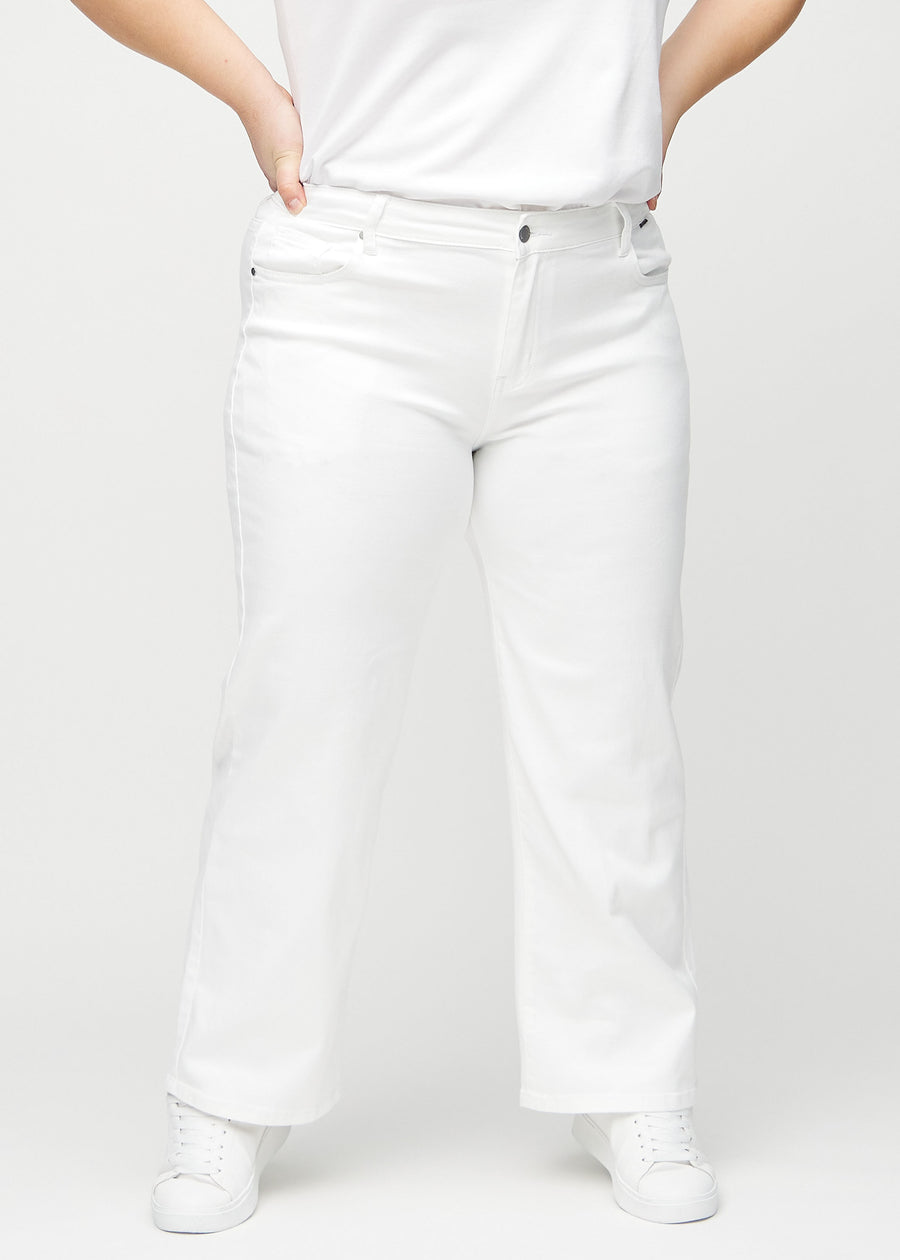 White loose jeans, model name Marguerites, which have a loose fit with plenty of width in the legs on a plus-size model, seen from the front.