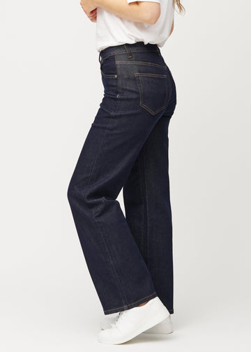 Deep dark blue denim jeans for women in the colour Midnights with a loose fit seen from the side on a model.