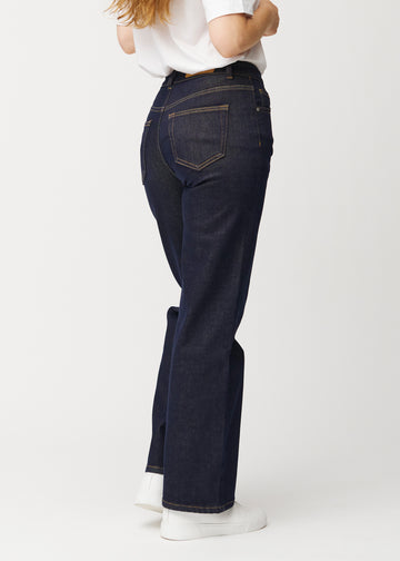 Deep dark blue denim jeans for women in the colour Midnights seen from the back, so the loose fit can be seen.