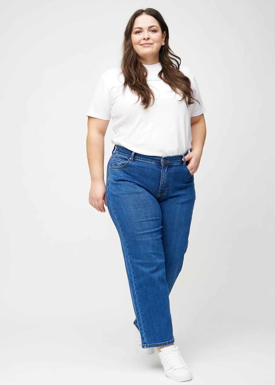 Loose jeans for women in dark blue, color Oceans. Full-length view of a plus-size model wearing the loose-fit jeans.
