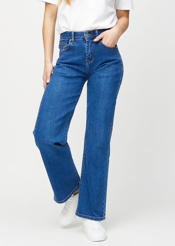 Loose jeans for women in dark blue, color Oceans. Front view on a model, showing the roomy, wide-leg fit.