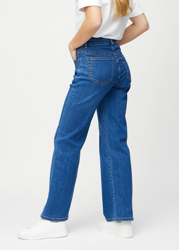 Loose jeans for women in dark blue, color Oceans. Side view on a model, showing the loose fit.