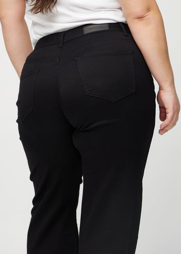 Loose jeans for women in black, color Ravens. Close-up from behind on a plus-size model, showing the fit and details.