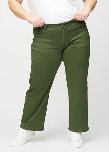 Loose jeans for women in dark green, color Renewals. Front view on a plus-size model, showing the roomy, wide-leg fit.