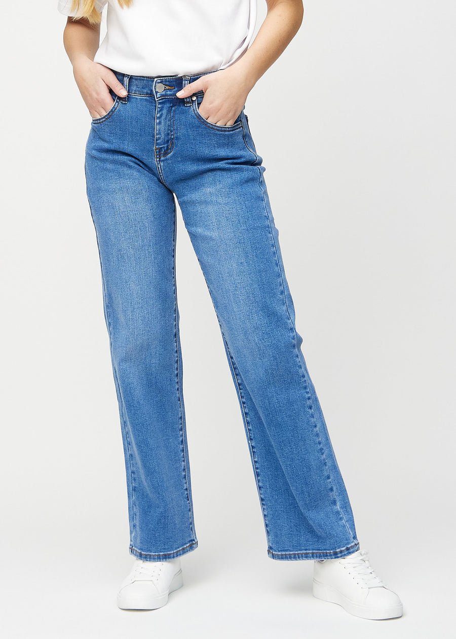 Denim loose jeans, model name Rivers, which is loose-fitting with plenty of width in the legs, seen from the front.