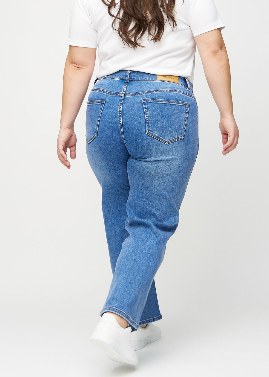 Denim loose jeans seen from the back on a plus-size model, so the entire product can be seen.
