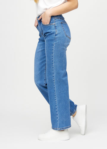 Denim loose jeans seen from the side on a model.