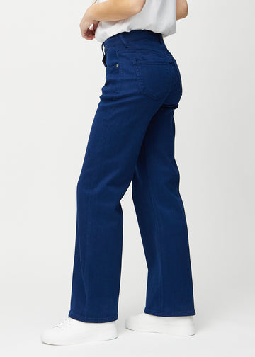 Dark blue loose jeans seen from the side on a model.