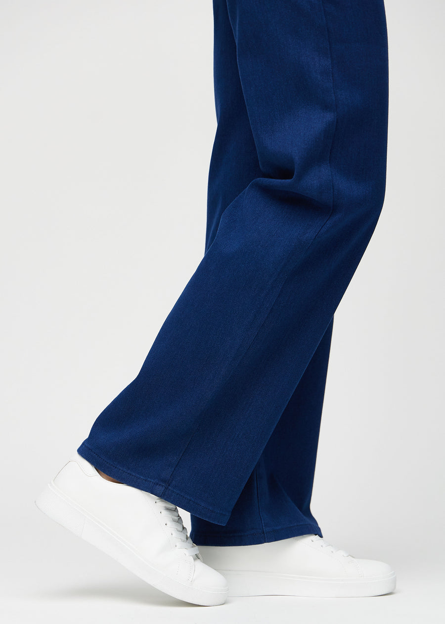 The ankles of a model, so you can see how loose the jeans fit.