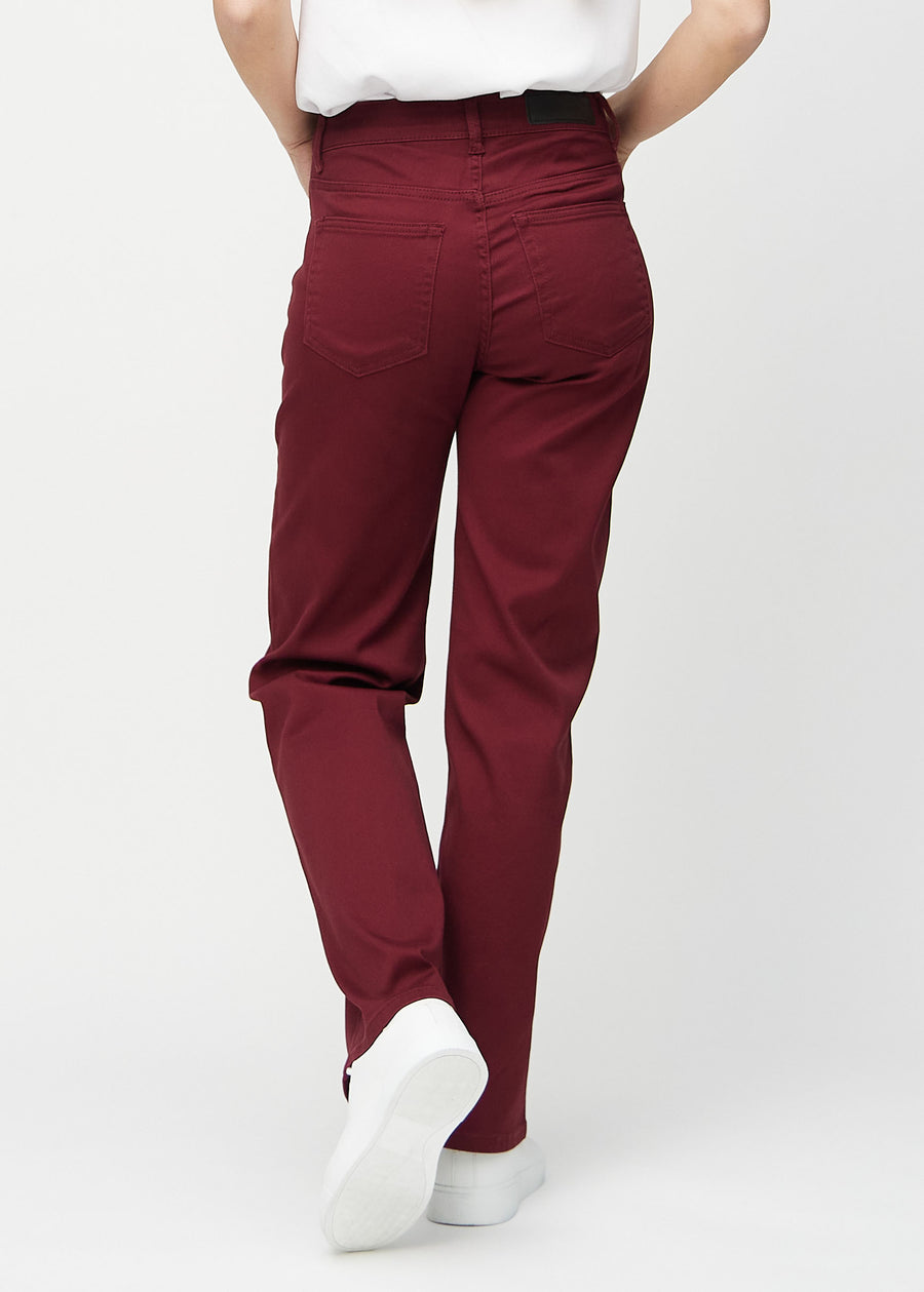 Loose jeans for women in dark red, color Santas. Back view on a model, showing the overall relaxed fit.
