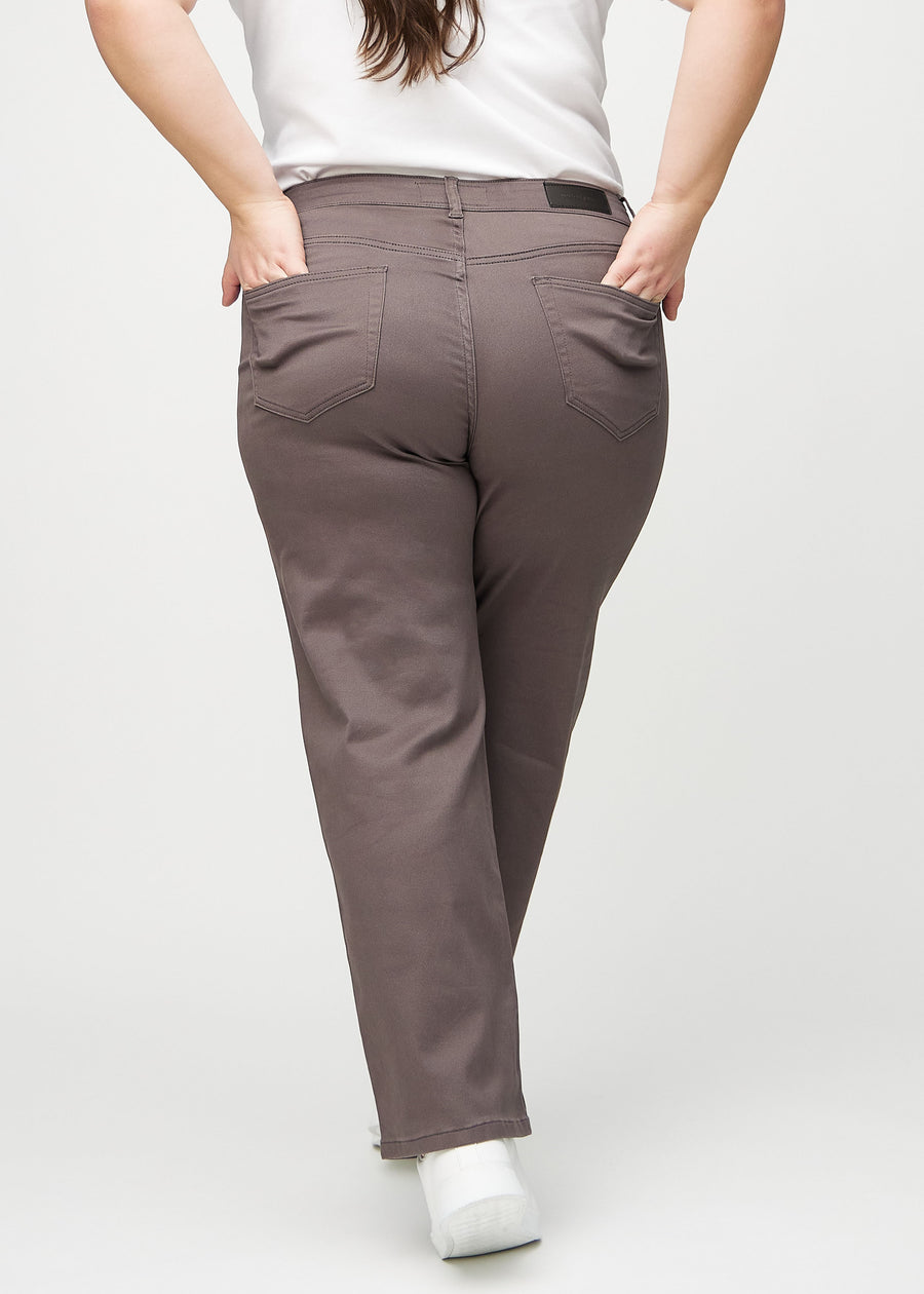 Grey-brown loose jeans seen from behind on a plus-size model, so the entire product can be seen.